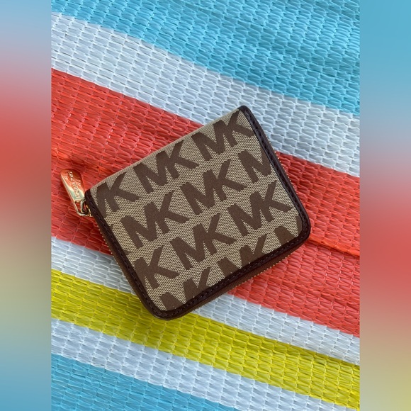 ✨HP✨ Michael Kors Brown and Tan Wallet EUC - Picture 3 of 10